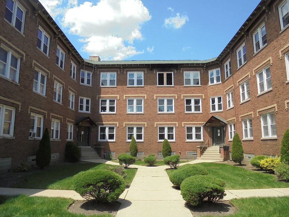 1st image of 4822 W Hutchinson St APT 9C