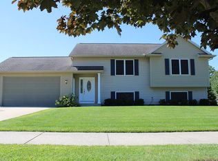 995 Sunset Hills Ct NW, Grand Rapids, MI 49534