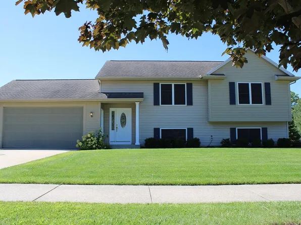 995 Sunset Hills Ct NW, Grand Rapids, MI 49534