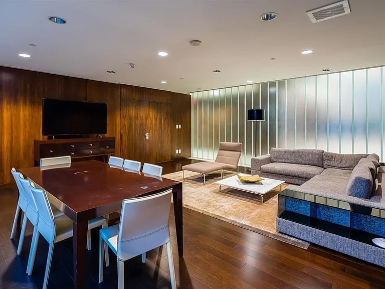 1139 Cordova St W — Photo 23