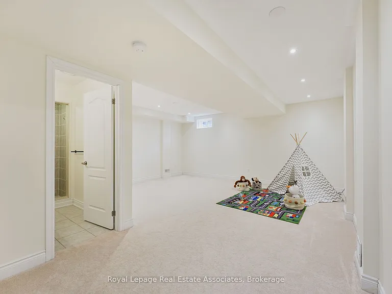 41 Mazarine Ln — Photo 30