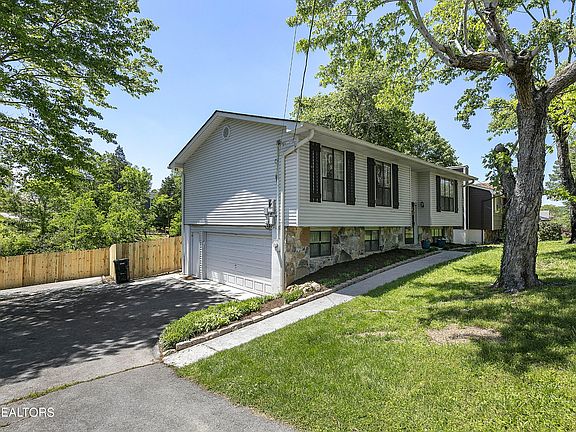 3rd image of 1320 Wellington West Dr