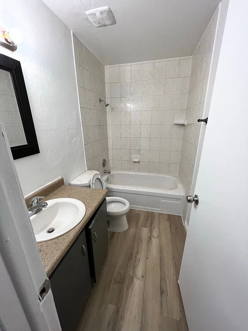 2517 S Lakecrest 4 Plex — Photo 3