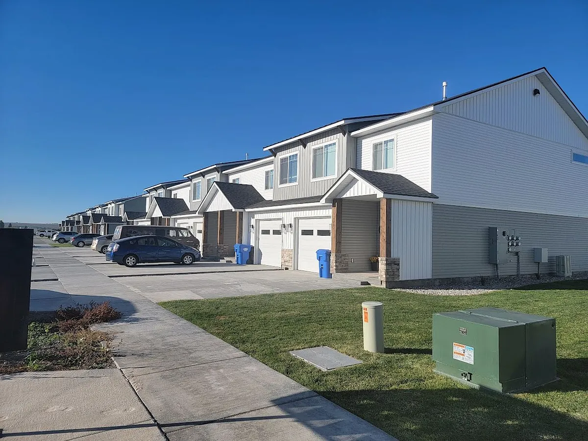 Building Photo - 450 E 3 N