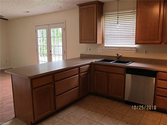 4th image of 723 Stacis Ln