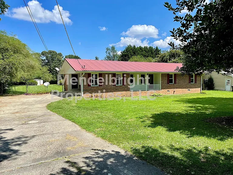 826 Tanner Rd — Photo 2