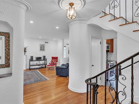 4th image of 2751 Beechwood Blvd