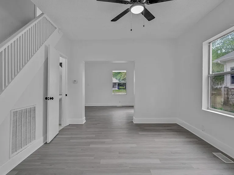 1128 W Broadway St — Photo 5