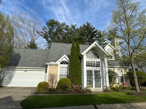 61 W Stonebrooke Dr, Chagrin Falls, OH 44022