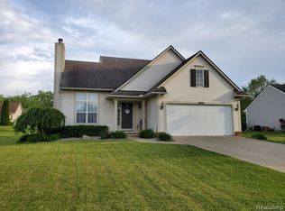 1279 Rosalie Dr, Fenton, MI 48430