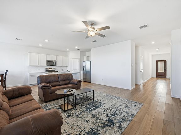 2nd image of 216 Post Oak St