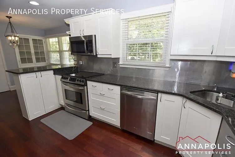 300 s cherry grove ave — Photo 4