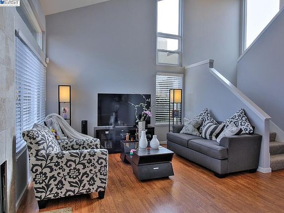 3rd image of 27728 Persimmon Dr