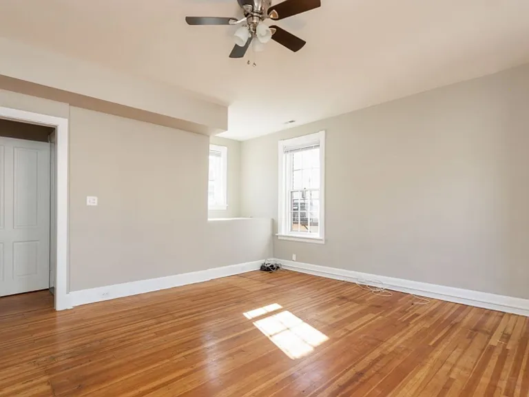 939 W Grace St — Photo 2