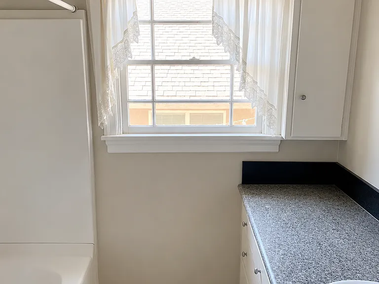 274 Hathway Ave — Photo 6
