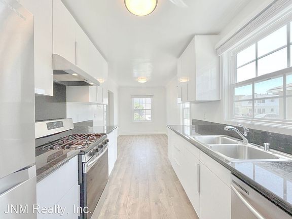 5th image of 1001 S Shenandoah St #1007