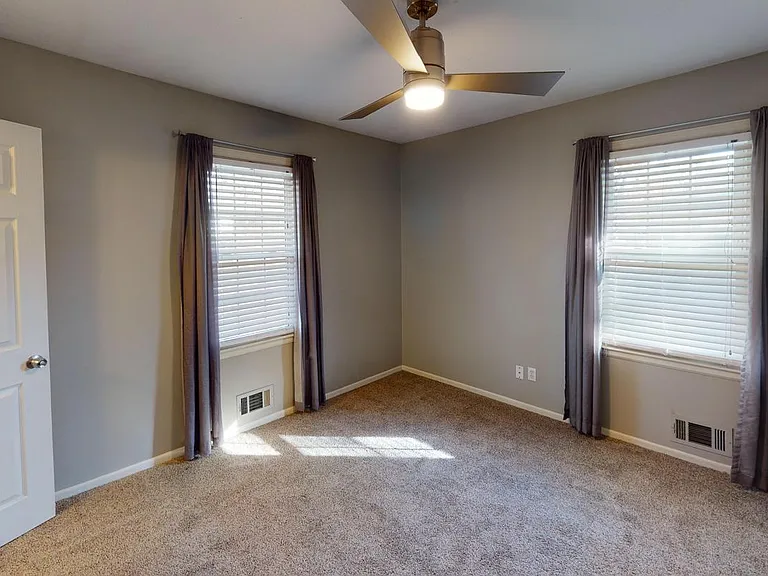 407 SW Stratford Rd — Photo 6