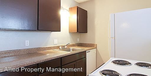 2nd image of 902 N Oak St APT 12
