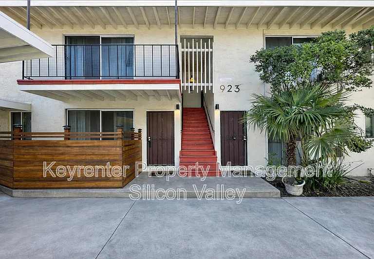 923 Ravenscourt Ave #1 — Photo 1