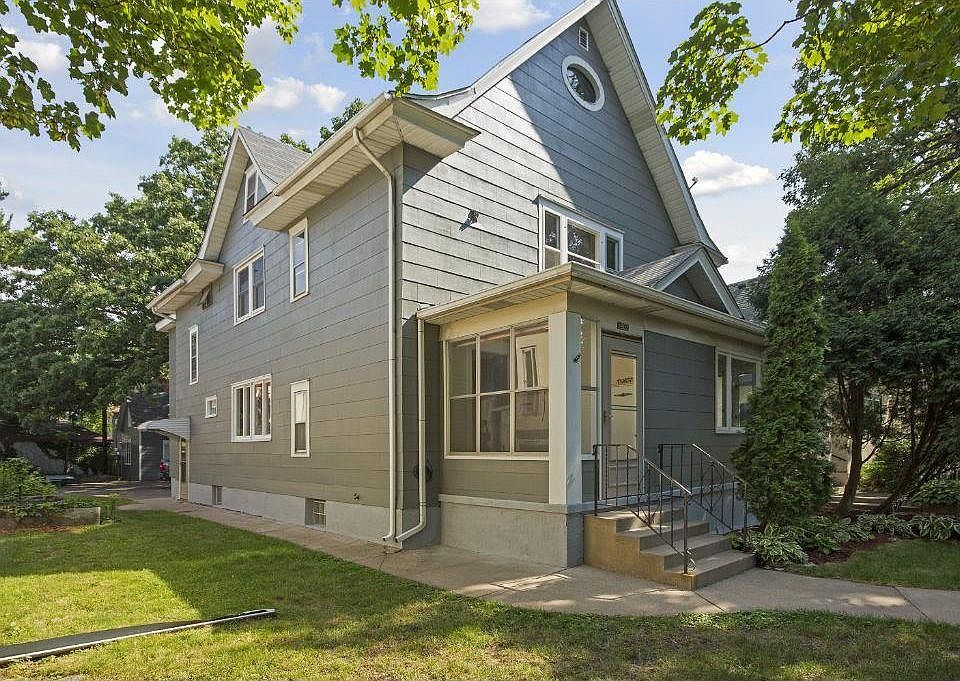 This spacious turn of the century duplex is close to everything! It is less than 1 mile from: 3 grocery stores, Mississippi river trails (1/4 mi), plenty of restaurants (Key's Cafe, Surly Brewing, Curry in a Hurry), and is 1/4 mile from 3 city parks.