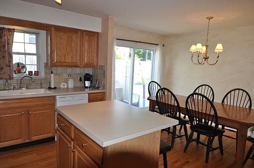 Kitchen & Eating Area