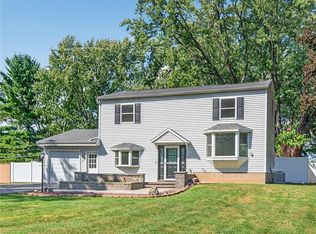 8 Weatherwood Ln, Rochester, NY 14624