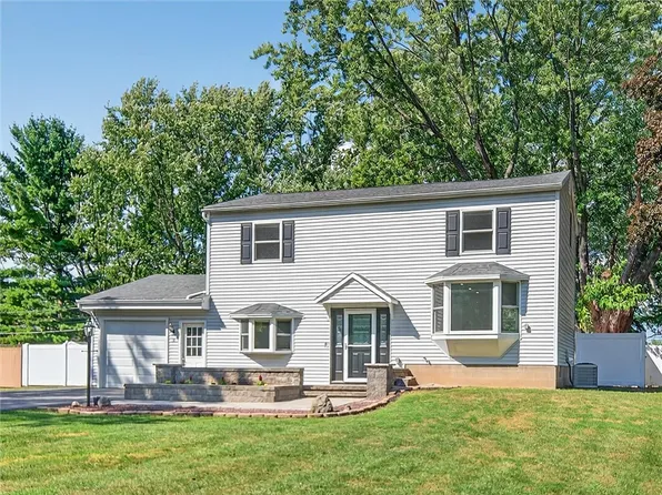 8 Weatherwood Ln, Rochester, NY 14624