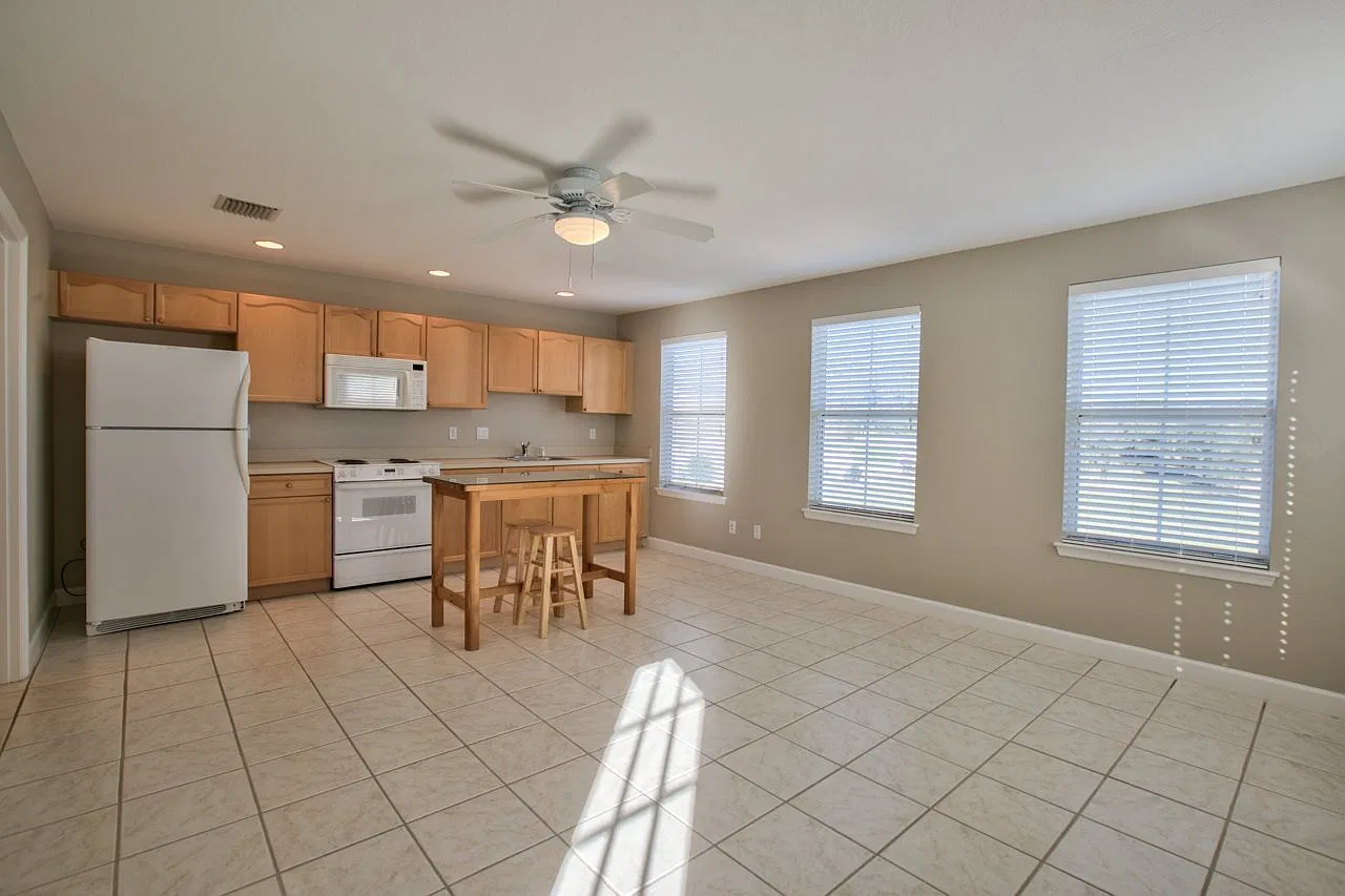 Studio, 420 sqft, $1,200 — Photo 2