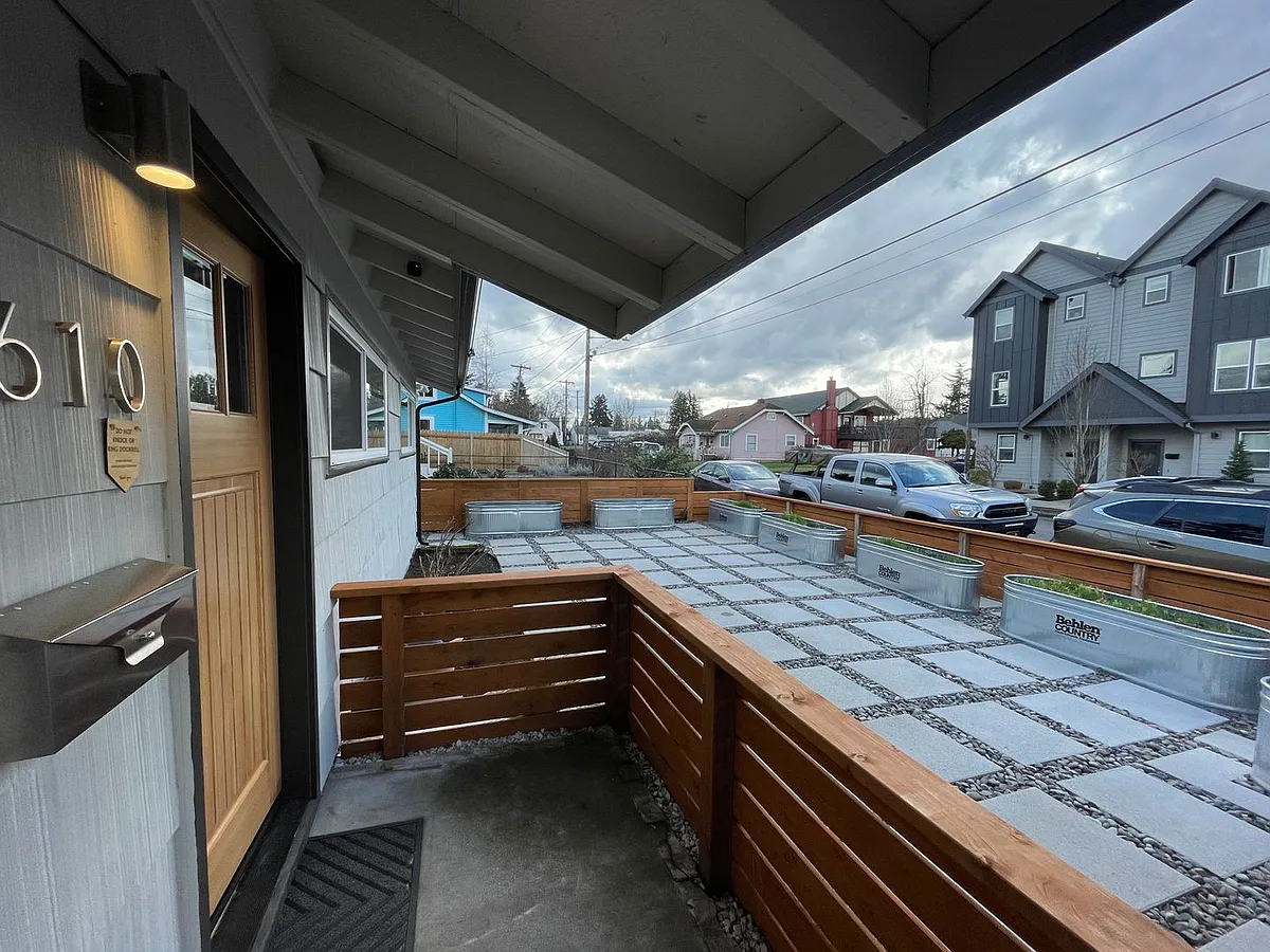 Building Photo - 610 NE 92nd Ave