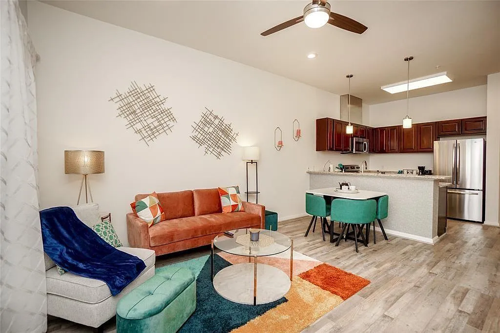 1 bed, 1.0 bath, 841 sqft, $2,950 — Photo 2