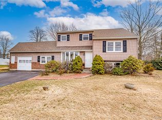 855 Pease Ln, West Islip, NY 11795