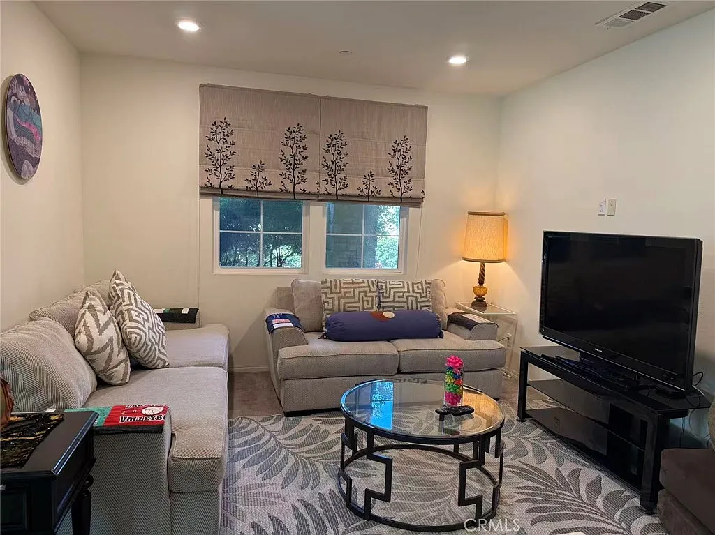 2 bed, 850 sqft, $2,850 — Photo 2
