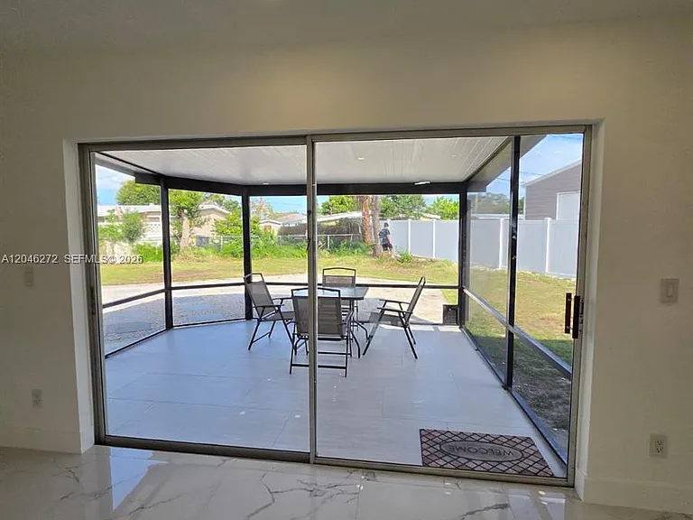 305 SE Airoso Blvd — Photo 51