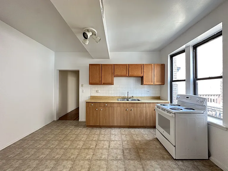 3147 W Medill Ave #4 — Photo 5