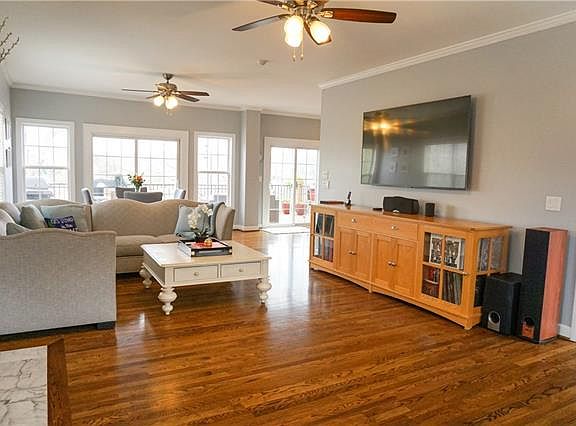 5th image of 715 46th Avenue Dr NE