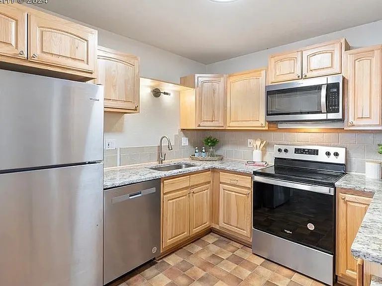 980 Columbine Ave — Photo 5