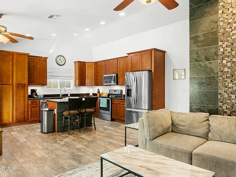 2707 E Louise Dr — Photo 5