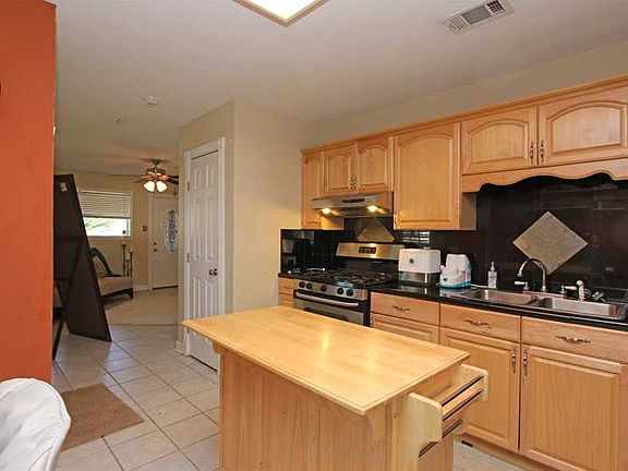 3rd image of 5137 Warwick Dr