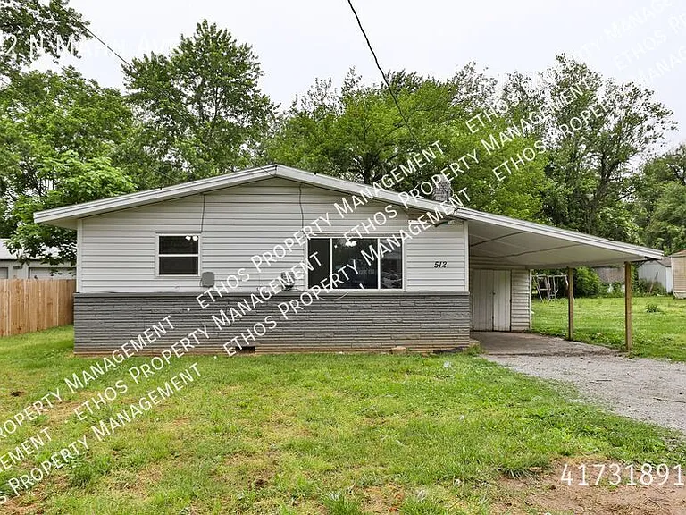 512 N Mahn Ave — Photo 1