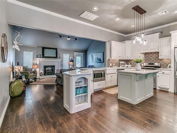 3rd image of 608 Kearny Ln