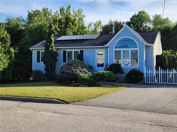 9 Mallory Ct, Cranston, RI 02910
