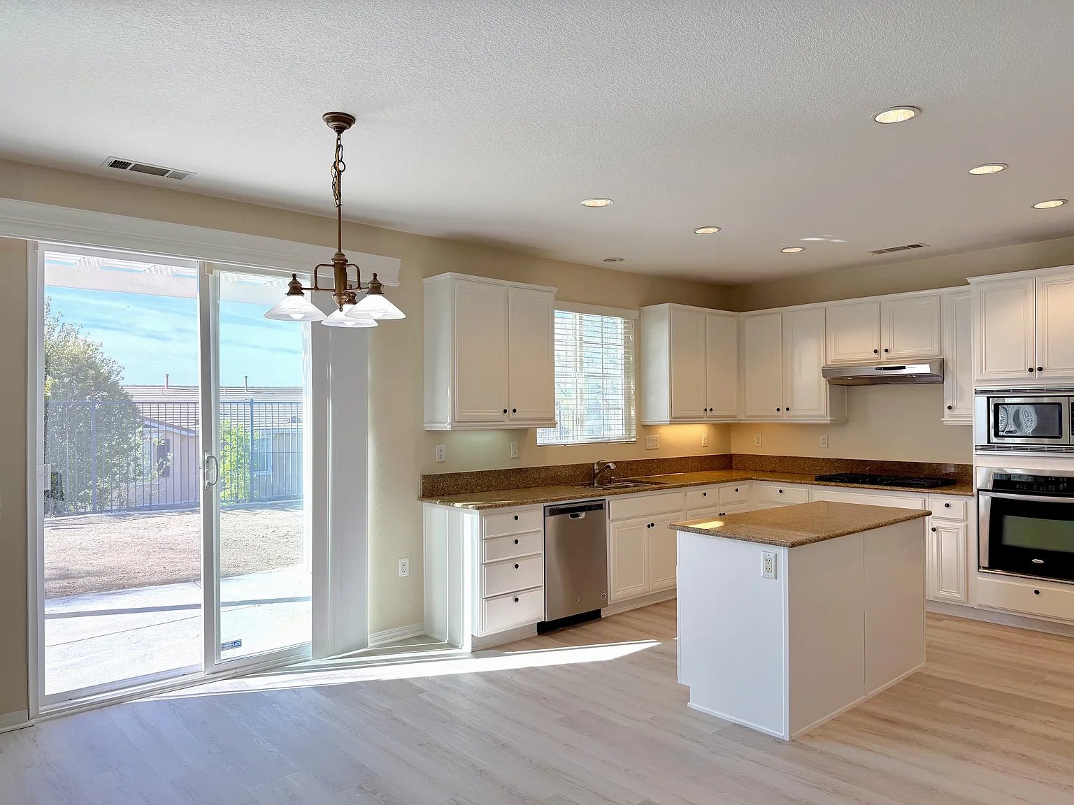 4 bed, 3233 sqft, $3,595 — Photo 4
