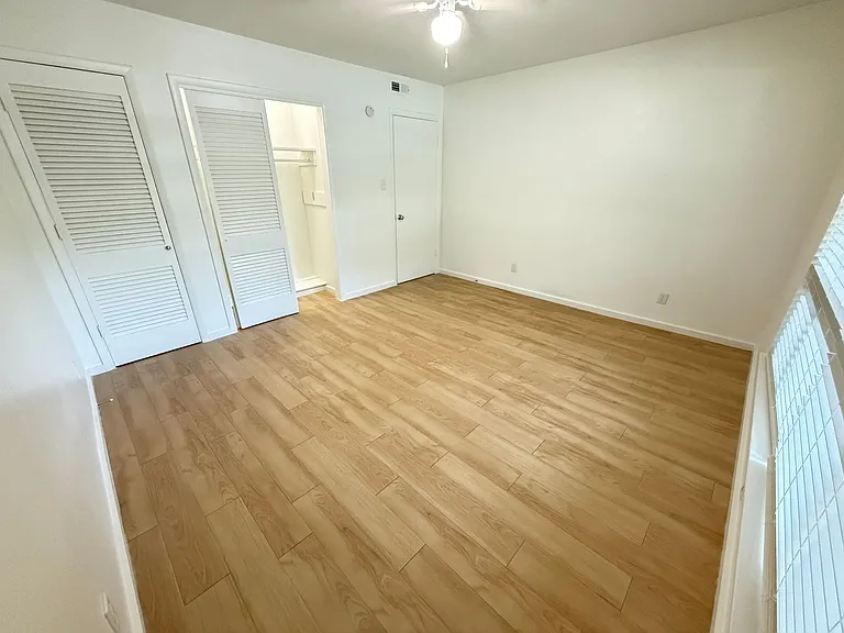 Lorrain Apartments — Photo 32