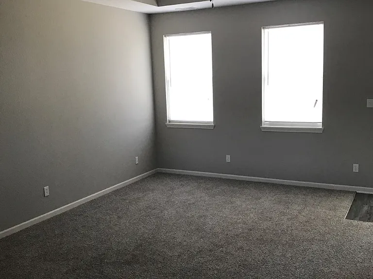 892 S Creekside Dr — Photo 2