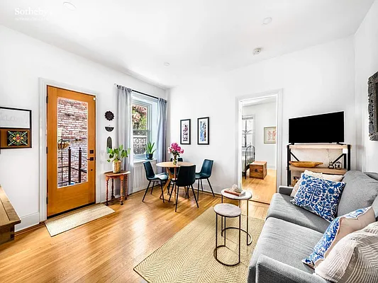 Sold by Sotheby's International Realty | media 14