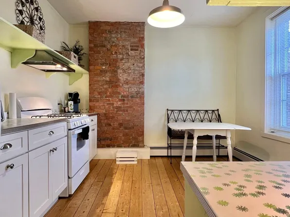 9 W Main St APT 6, North Kingstown, RI 02852
