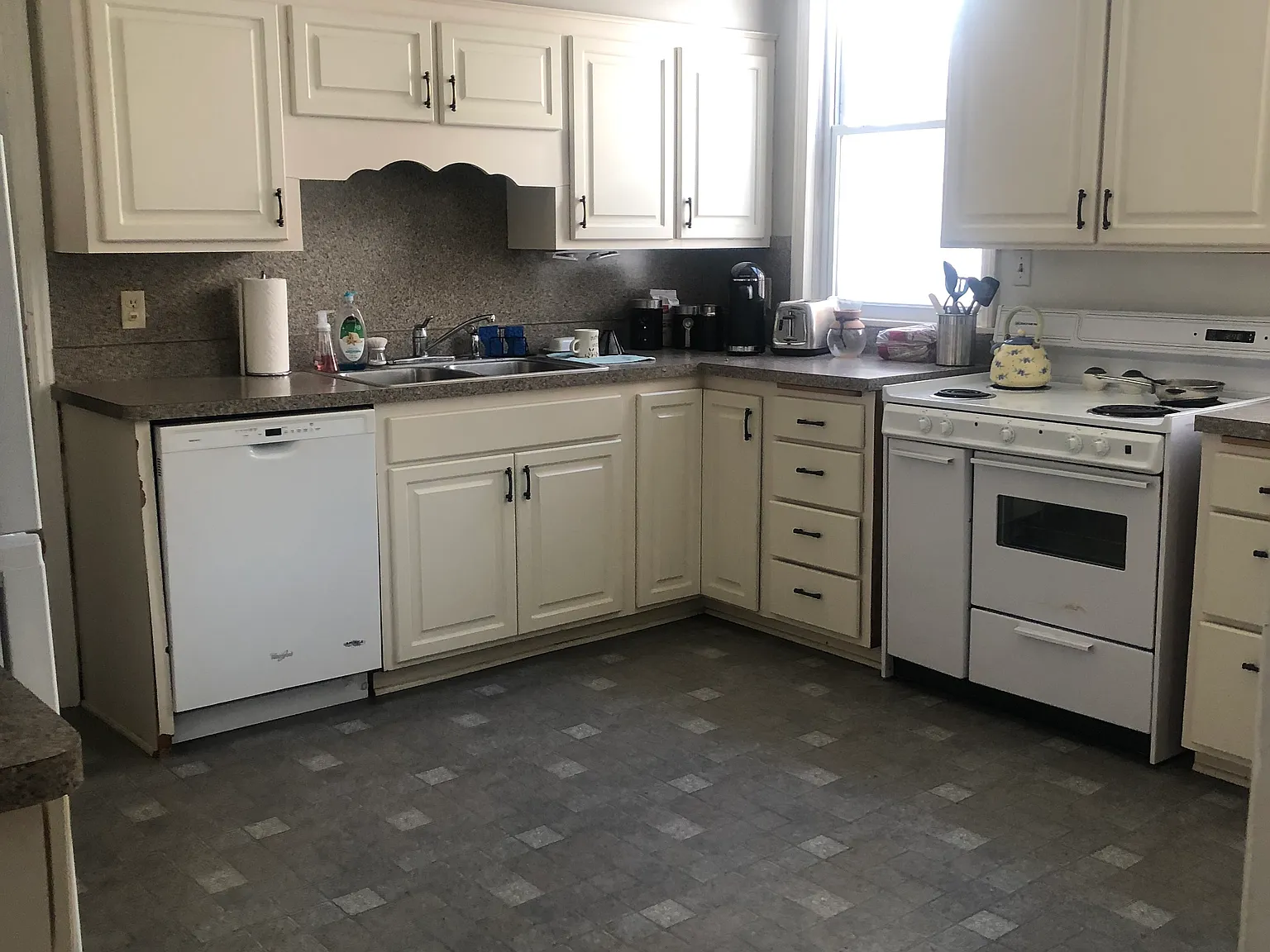 1912 Roblyn Ave — Photo 1