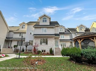 18 Fairlawn Loop, Staten Island, NY 10308