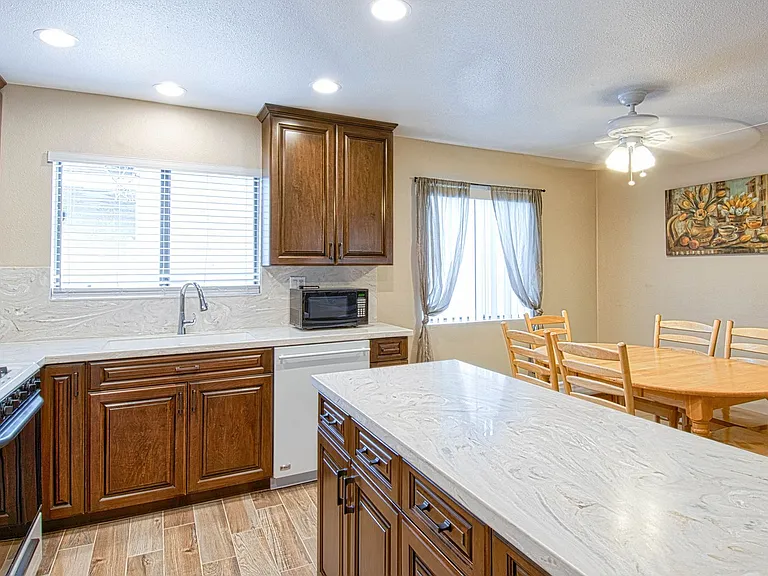 414 E Oceanfront — Photo 9