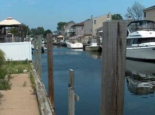 205 E Santa Barbara Rd, Lindenhurst, NY 11757